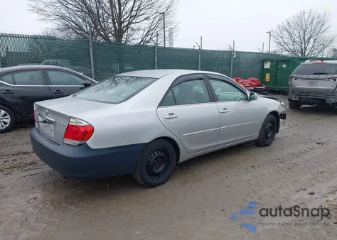 2005 Toyota Camry Le z USA, uszkodzony, nr VIN 4T1BE30K15U098013